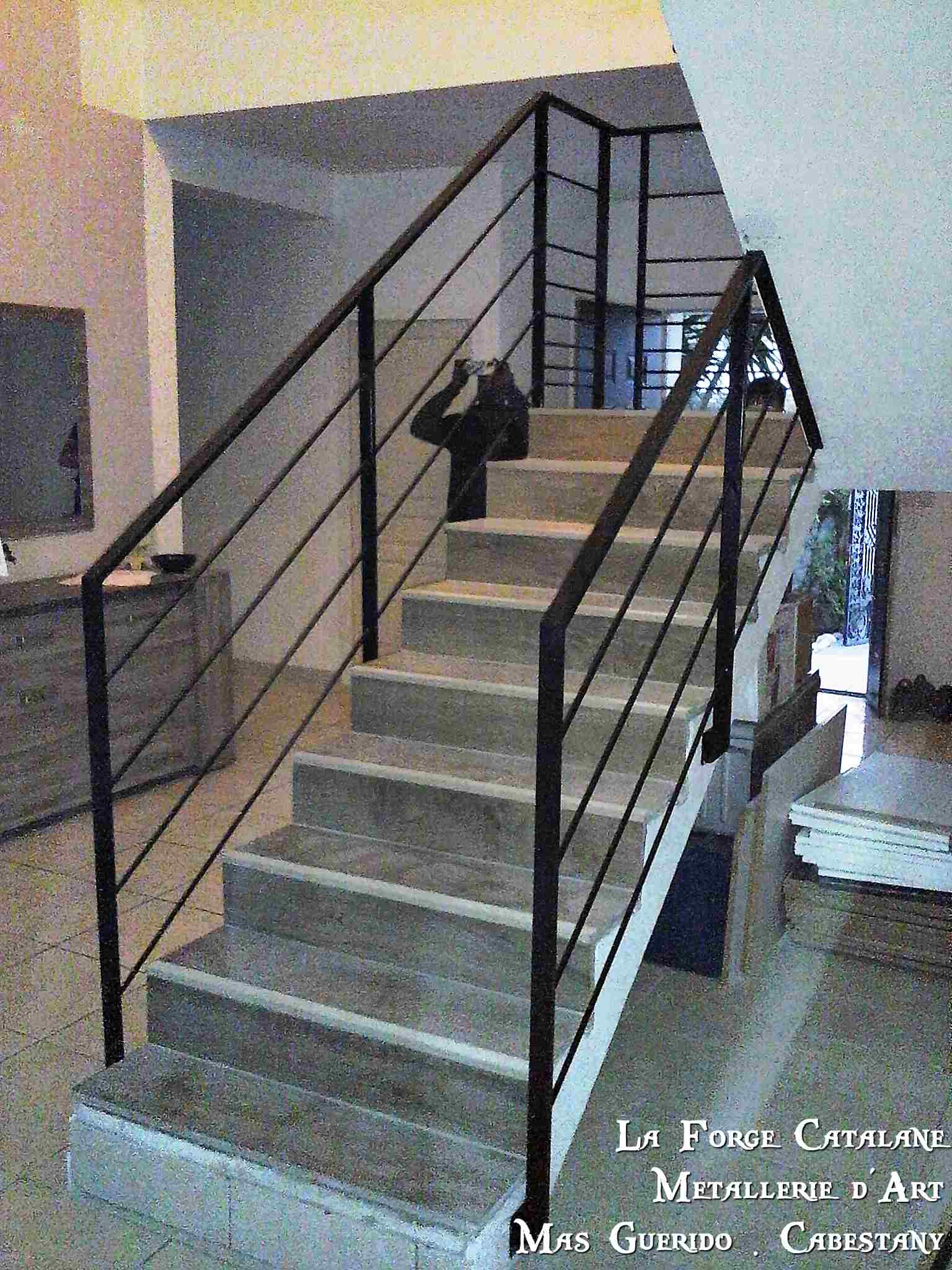 escalier maconer rampant ossature fer remplissage verres forge catalane.jpg